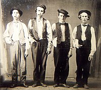 Dieses Foto soll Billy the Kid, Doc Holliday, Jesse James and Charlie Bowdre 1879 in Las Vegas zeigen.