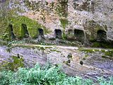 Kragsteinreihe in der westlichen Wand des Torgebäudes. Nach Zeune soll die angebliche Torgasse hier von einer Holzdecke überspannt gewesen sein. Die gegenüberliegenden Felsabarbeitungen gestatten jedoch keine waagrechte Auflage von Holzbalken bzw. Unterzügen