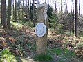 Steinsäule am Nordhang, unmittelbar am Rundweg stehend