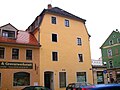 Wohnhaus (zwei Hausteile) mit eingeschossigem Ladenvorbau in Ecklage und kleiner Seitenflügel zum Hof