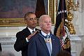 Başkan Barack Obama tarafından, Başkan Yardımcısı Joe Biden'a verilen madalya, 12 Ocak 2017.