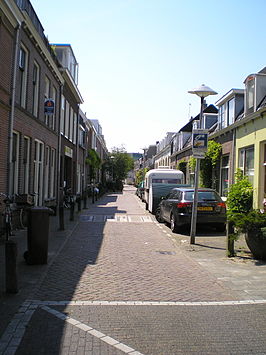 Kapelstraat gezien in de richting van de Biltstraat met aan het einde rechts de Leistraat