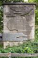 Das 1935 von Janssen geschaffene Karl-Peters-Denkmal in Hannover, heute mit einer Mahntafel gegen Kolonialismus
