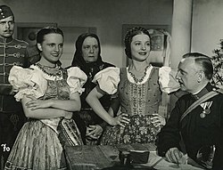 Simon Marcsa (középen) A piros bugyelláris című filmben (1938)