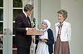 Başkan Ronald Reagan tarafından, Rahibe Teresa'ya verilen madalya, 20 Ocak 1985.