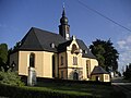 Kirche (mit Ausstattung) und Glocke auf dem dahinterliegenden Friedhof sowie Grabmal Geßner und Grabmal Ullrich