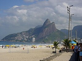 Het strand van Ipanema en Leblon, met op de achtergrond Vidigal, een van de grootste sloppenwijken van Rio de Janeiro