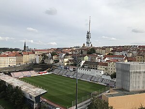 Blick vom Dům Radost auf das Stadion FK Viktoria Žižkov und den Fernsehturm Žižkov (2019)