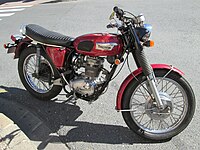 De 250cc-Triumph TR25W Trophy werd de vervanger van de 350cc-modellen, maar werd gebouwd door BSA in Birmingham.