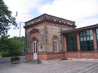 Königsbau des Bahnhofs Veitshöchheim, rechts ein Teil des Wandelganges zum Empfangsgebäude