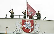 Die Präsidentenversion des Wappens, wie es auf dem Präsidentenpalast abgebildet ist, und die Flagge des litauischen Präsidenten