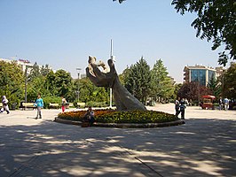 Een beeld van handen in Abdi İpekçi Park.