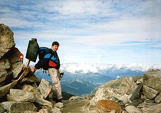 Auf der Alpeiner Scharte. Im Hintergrund die Stubaier Alpen