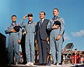 Başkan Richard Nixon tarafından, Apollo 13 mürettebatına (sağdan sola: Jack Swigert, Jim Lovell ve Fred Haise) verilen madalya, 18 Nisan 1970.