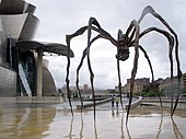 Maman; de Louise Bourgeois; bronz și sticlă; început la sfârșitul anilor 1990; Muzeul Guggenheim (Bilbao, Spania)