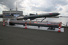 Twee BrahMos-kruisvluchtwapens op de Internationale Maritieme Defensie-Show in 2007 in Rusland.