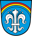 Stadt Regen In Blau unter einem von Rot, Gold und Blau gestreiften Regenbogen eine silberne heraldische Lilie mit goldenen Staubfäden.