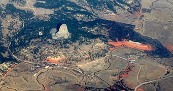 Luftbild des Devils Tower National Monument mit dem mäandrierenden Belle Fourche River