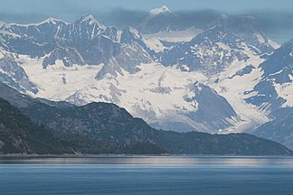 Blick über das Johns-Hopkins-Inlet auf einen Teil der Fairweather Range