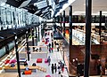 Glassgata i skolens foajé med biblioteket til høyre. Foto: Kuben yrkesarena, 2013