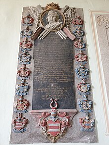 Das Grabmal zeigt eine detaillierte reliefplastische Büste von von Arnim, mit dem Kopf im Profil. Darunter die Grabmalinschrift mit seinen Erfolgen. Rechts und Links sind die Wappen seiner Ahnen zu finden, unten mittig sein eigenes.