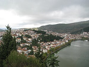 Η πόλη της Καστοριάς, στις ακτές της λίμνης της Καστοριάς