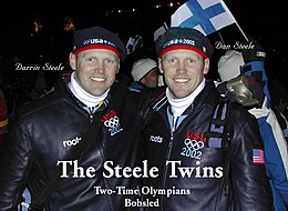 Darrin Steel (links) zusammen mit seinem Bruder Dan bei der Abschlussfeier der Olympischen Spiele 2002 in Salt Lake City