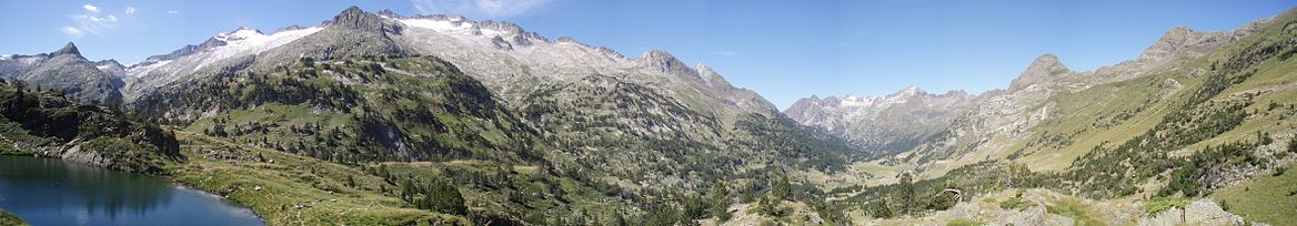 A Maladeta-masszívum panorámája és a Benasque-völgy felső vége. Az Aneto a kép bal oldalán látható