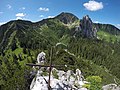 Gipfelkreuz mit Blick zu Schneeböden, Risserkogel, Plankenstein und Riederecksee