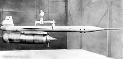 Lockheed X-7. Unter dem eigentlichen Flugkörper befindet sich das Triebwerk