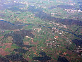 In der vorderen Bildmitte Basadingen, rechts Schlattingen und unmittelbar vor dem Hochrhein Diessenhofen