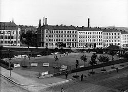 Alexander Kiellands plass i 1923, sett fra krysset Waldemar Thranes gate / Uelands gate. Fra Park- og idrettsvesenets arkiv, fotograf ukjent. Publisert på oslobilder.no.