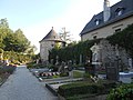 Südöstlicher Teil mit Rundturm, davor der Friedhof