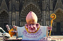 Eichelbischof auf der Domplatte in Köln anlässlich der Frühjahrskonferenz der Deutschen Bischofskonferenz (2021)