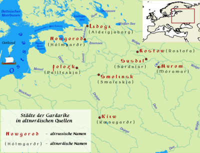 Eine Landkarte, die von der Ostsee bis zur Wolga und vom heutigen Finnland bis zu den Flüssen Dnjepr und Don reicht; eingezeichnet sind mehrere Städte, von denen jeweils die russische und die altnordische Namensform angegeben wird.