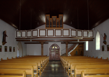 Innenansicht der katholischen Kirche mit Blick zur Orgel