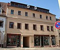Wohnhaus in geschlossener Bebauung und zwei Hintergebäude (westlicher Teil des nördlichen Hintergebäudes zu Lutherplatz 2 gehörig, Flurstück 347/1, siehe 09307389)