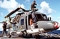 Wartungsarbeiten: Ein BHS Sea Lynx ist mit Harpune und Laschings gesichert. Die Rotorblätter sind gefaltet um den BHS in den Hangar verfahren zu können.