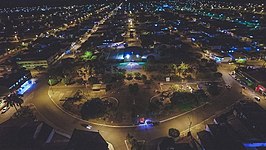 Het plein praça Tancredo Neves bij nacht in Acreúna