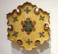 A ceramic offering plate with six eaves and "three colours" glaze, 8th century