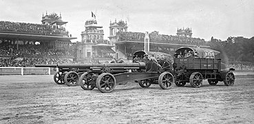 Canon de 155 mm GPF mit Artillerieschlepper Typ Renault EG bei der Parade am Hippodrome de Longchamp anlässlich des Nationalfeiertages am 14. Juli 1922.