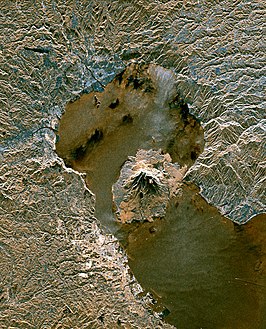 Satellietbeeld van de Sakurajima. De vulkaan bevindt zich in de baai die gevormd werd door de Aira-caldera