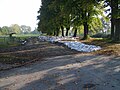 Einer der Brennpunkte in Elsterwerda, die mit hunderten Sandsäcken abgesicherte Sickerstelle im Bereich der Burgstraße (3. Oktober 2010).