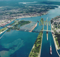 Het sluizencomplex Soo Locks in de St. Marys River, met links het Canadese Sault Ste. Marie en rechts de Amerikaanse zusterstad