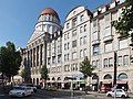 Ehemaliges Gewerkschaftshaus, heute Verwaltungsgebäude in geschlossener Bebauung und in Ecklage, mit Hofflügel (baulicher Zusammenhang mit Floßplatz 6, siehe dort)