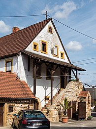 Von-Dalberg-Straße 26, Außentreppe mit vermauerten Spolien