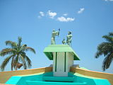 Monument am Strand von Campeche zur Erinnerung an den Beginn der Christianisierung Lateinamerikas