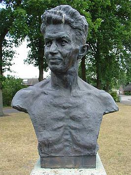 Borstbeeld van Frits Slomp (Frits de Zwerver) in Hardenberg (Heemse)