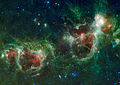Die Herz- und Seelennebel. Darunter die hier leicht blaue Spiralgalaxie in der Mitte am unteren Rand des Bildes ist Maffei 2.