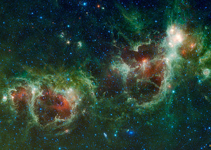 Kalp ve Ruh Bulutsuları'nın kızılötesi görüntüsü. Mavi ve turkuaz renkler yıldız kaynaklı 3.4 ve 4.6 mikron arası dalgaboylarını, kırmızı ve yeşil ise yıldızlararası toz kaynaklı 12 - 22 mikron arası dalgaboylarını göstermektedir. (Üreten: NASA, WISE)